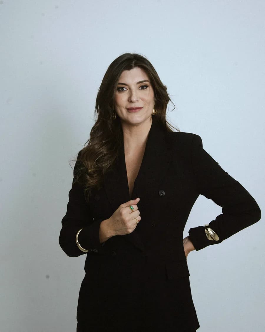 Dra. Lorena Leão de blazer preto