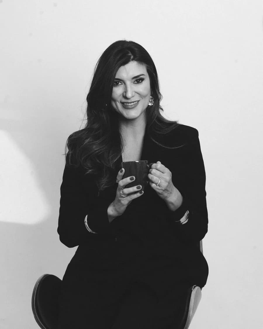 Dra. Lorena Leão em retrato preto e branco com xícara