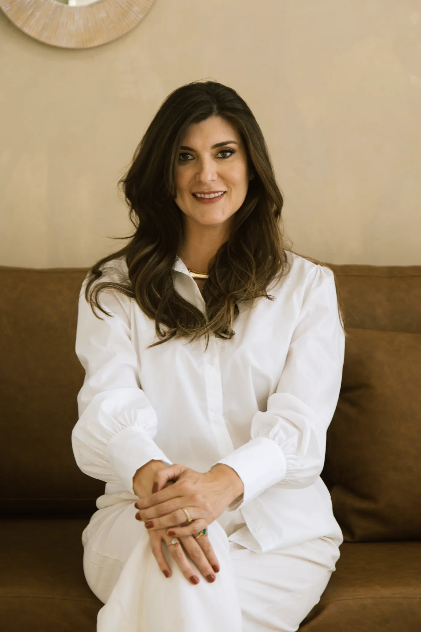 Dra. Lorena Leão sorrindo em seu consultório